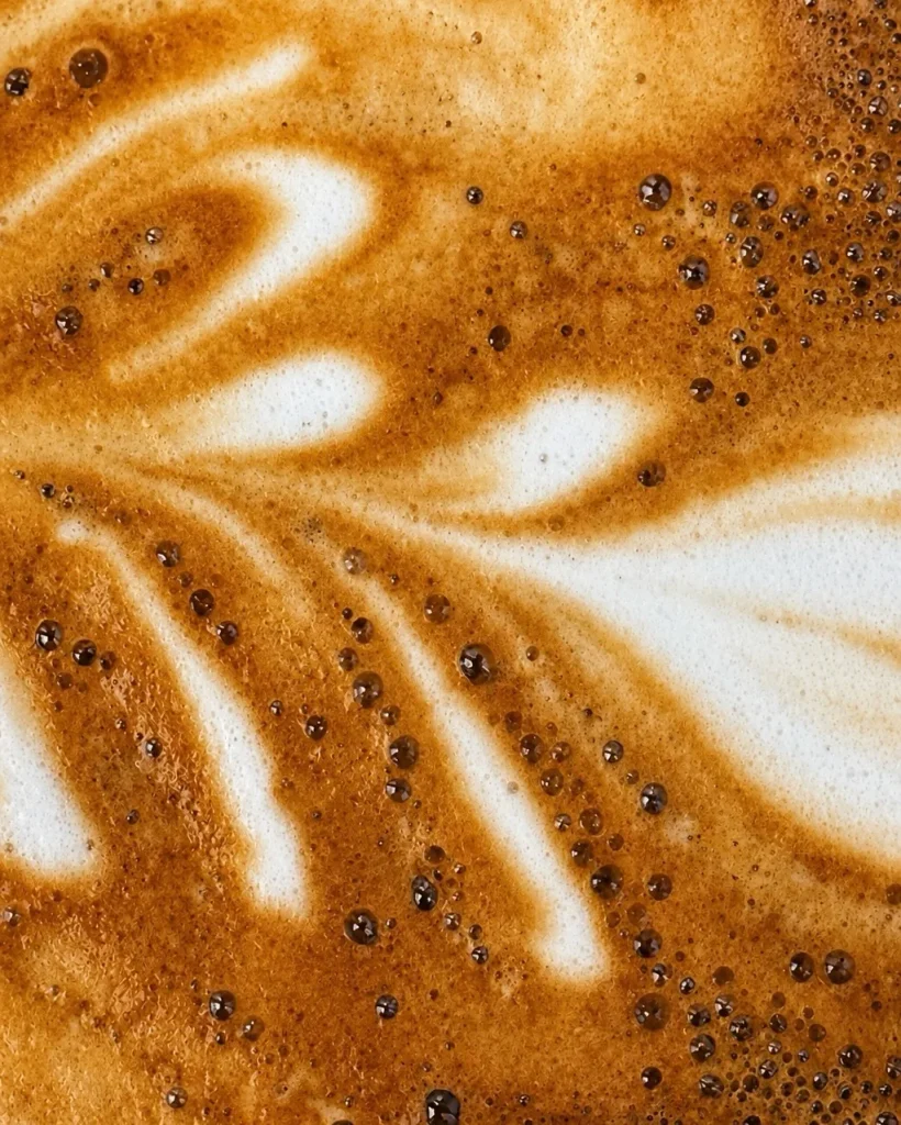 Macro-opname van latte art in een kop koffie van THIRD.