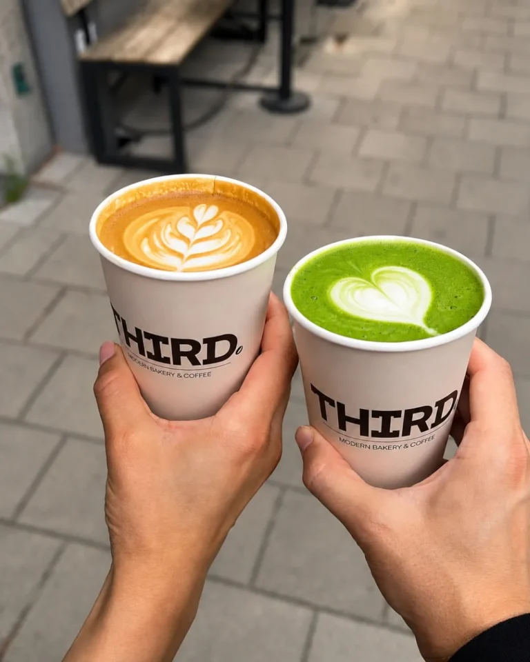 Twee THIRD. bekers met een flat white en een matcha latte