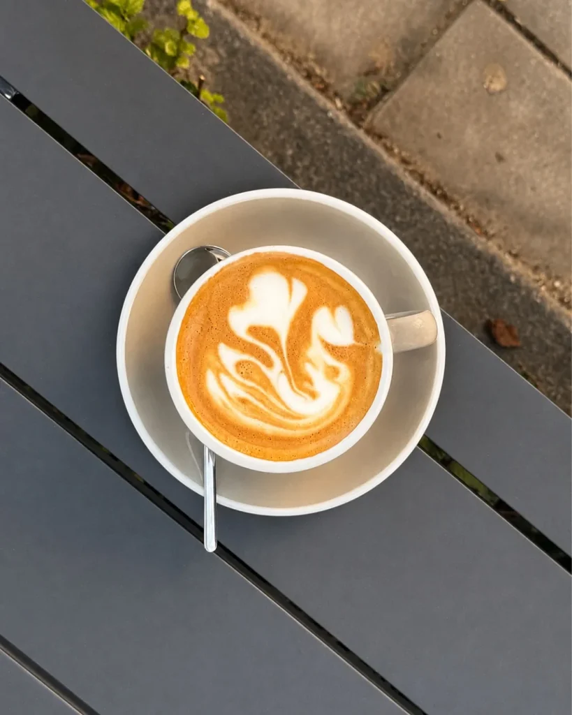 Flat white op het terras van THIRD. in Amsterdam Zuid