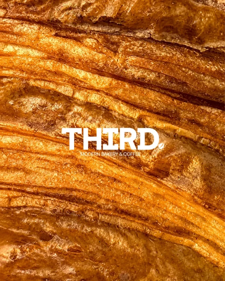 Detail van de laminatie van een croissant met het THIRD. logo