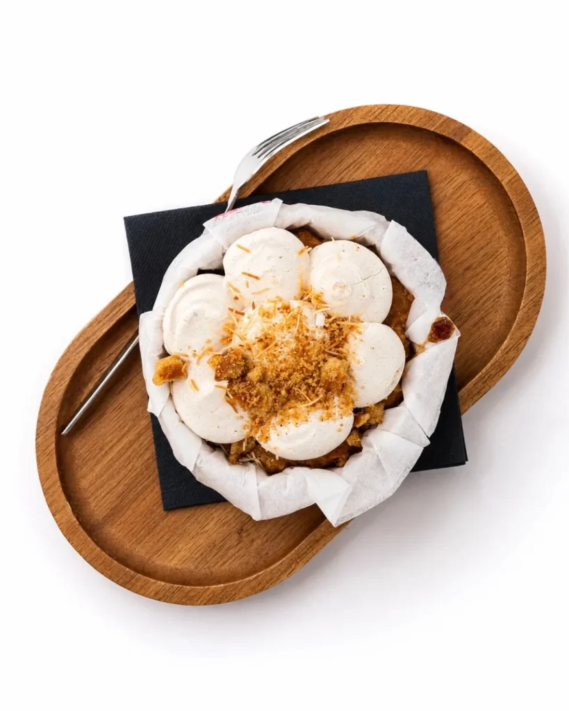 Gebak op een houten bord bij THIRD. Modern Bakery & Coffee
