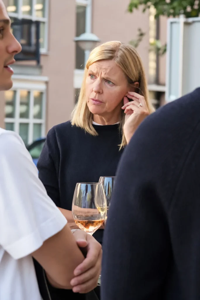 Gast luistert aandachtig tijdens een bijeenkomst bij THIRD.