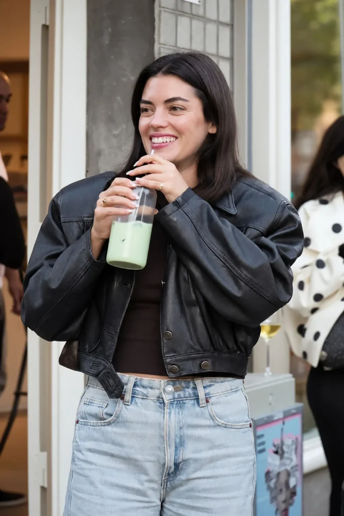 Gast met een iced matcha in de deuropening van THIRD.