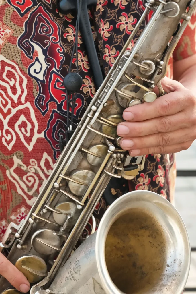 Detail van een saxofoon tijdens live muziek bij THIRD.
